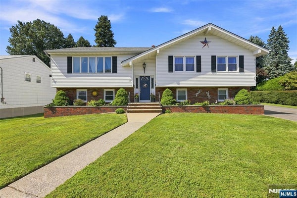 17 DANDO CT, CLIFTON, NJ 07013 - Image bae85ebf8563b3d606d0985bcb33283a/325207606