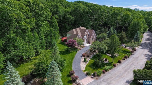 26 STONEHEDGE DR, STOCKHOLM, NJ 07460 - Image d6b48f0a5df39fd88d5ecf4e953a5d95/803463529