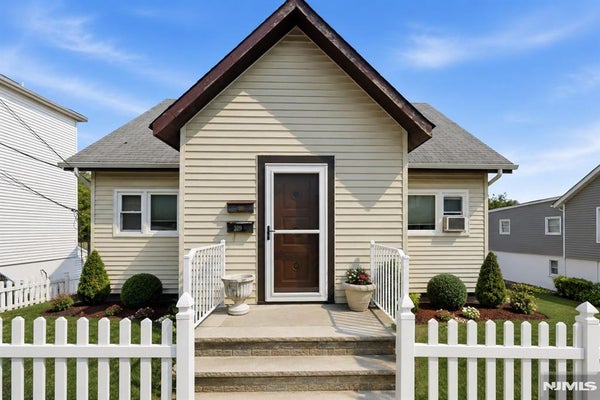 319 6TH ST, CARLSTADT, NJ 07072 - Image df48fc6f3b3c6d4b648f2b5e43a4a30f/4230300092