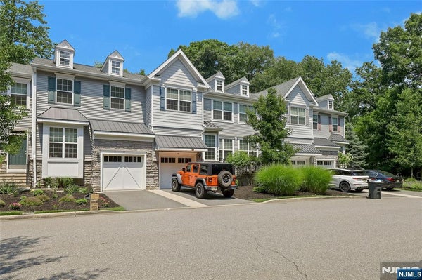 28 MASTERSON CT, WALDWICK, NJ 07463 - Image e2d448b7a508b316cc703c6ee5de59cd/294311704