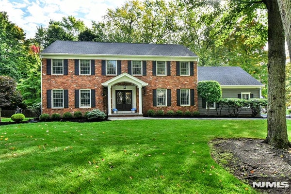 3 CANTERBURY CT, UPPER SADDLE RIVER, NJ 07458 - Image e38d27f68a302afd70f5d9ef7dc4e6e5/3383393973