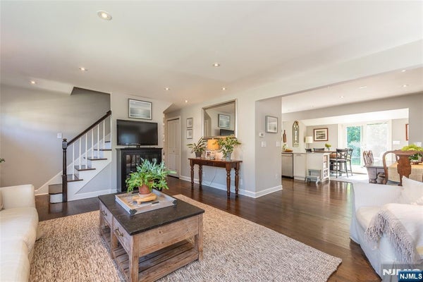49 MEADOW LN, BLOOMFIELD, NJ 07003 - Image e6bfc2923d3e718980d4c26b9d17fa2d/4091175859