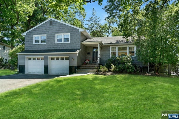 2 TUERS PL, MONTCLAIR, NJ 07043 - Image fb4e81a0b16aa05ebca3ef9c88a35706/864479075