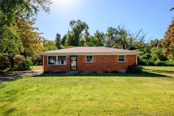 219 CATALPA DR, JEFFERSONVILLE, IN 47130 - Image 703295d77fcf54a1872520dbde2fe252/500834877