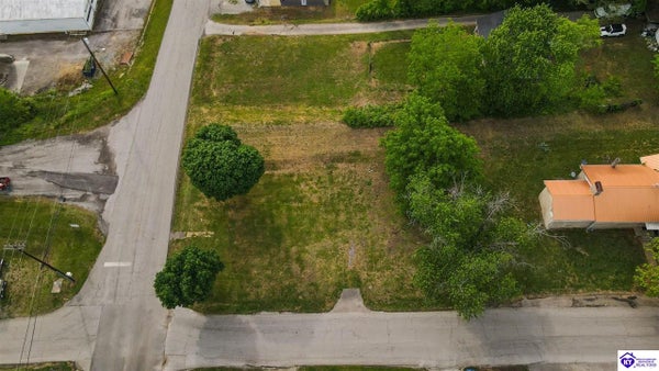 210 E HODGENVILLE AVE, GREENSBURG, KY 42743 - Image f2aa32d93480bfa5ba77a5ea61895af4/4132971394