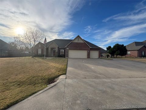 Photo of 10548 S 214th EastAvenue, Broken Arrow, OK 74014 (MLS # 2546954)
