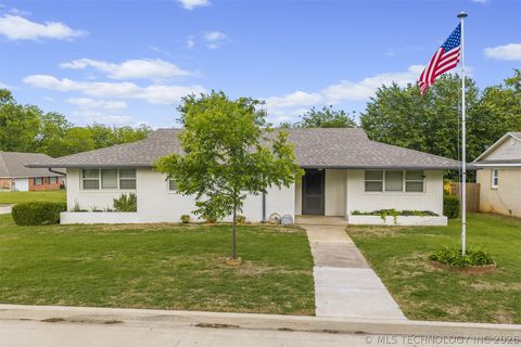 Photo of 902 P. Street SW, Ardmore, OK 73401 (MLS # 2617236)