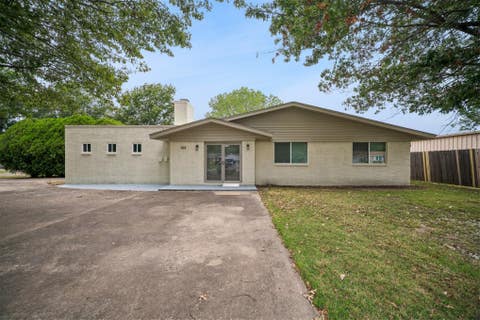 Photo of 705 N Main Street, Wagoner, OK 74467 (MLS # 2630271)