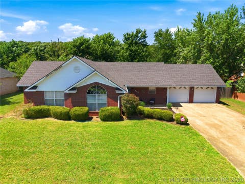 Photo of 905 Kentucky Derby DR, Sallisaw, OK 74955 (MLS # 2621311)