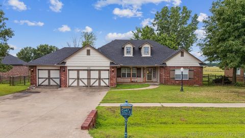 Photo of 1018 W Evergreen Street, Skiatook, OK 74070 (MLS # 2602647)