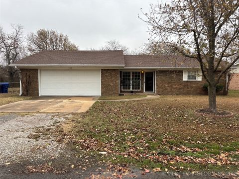 Photo of 325 Jan Drive, Stratford, OK 74872 (MLS # 2549096)