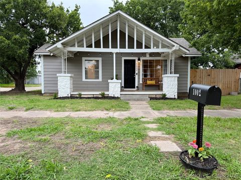 Photo of 1002 E Walnut Street, Cushing, OK 74023 (MLS # 2622482)