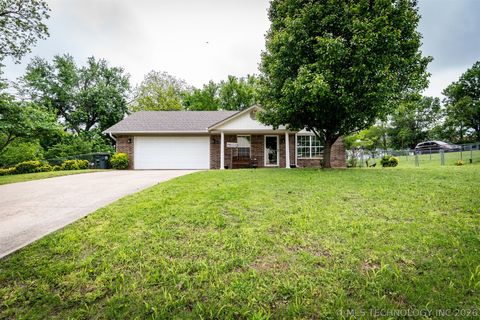 Photo of 411 S Roland Street, Bristow, OK 74010 (MLS # 2616095)