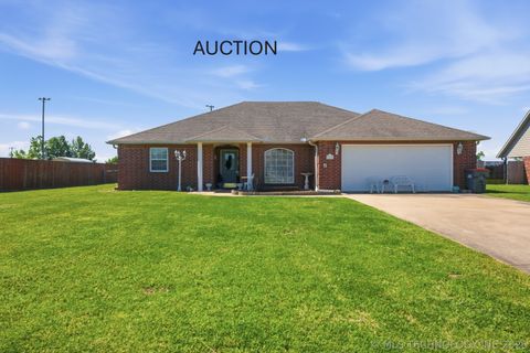 Photo of 802 E 10th Terrace, Grove, OK 74344 (MLS # 2615899)