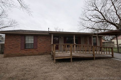 Photo of 205 W Ragan Street, Henryetta, OK 74437 (MLS # 2605168)