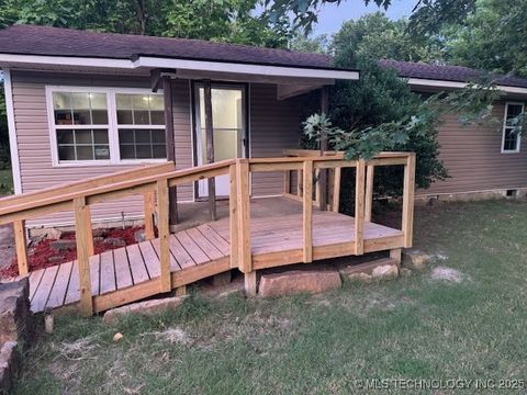 Photo of 402 S Ash, Sallisaw, OK 74955 (MLS # 2532995)
