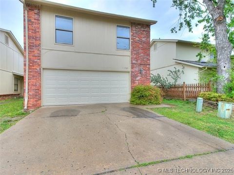 Photo of 12923 E 28th Place, Tulsa, OK 74134 (MLS # 2549074)