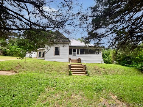 Photo of 500 W Avenue D, Heavener, OK 74937 (MLS # 2616722)