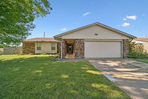 Photo of 14346 E 19th Place, Tulsa, OK 74108 (MLS # 2617228)