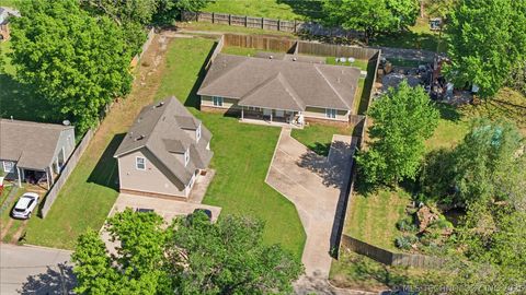 Photo of 310 York Street, Tahlequah, OK 74464 (MLS # 2606806)