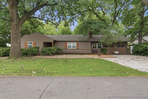 Photo of 1440 E 55th Place, Tulsa, OK 74105 (MLS # 2622935)