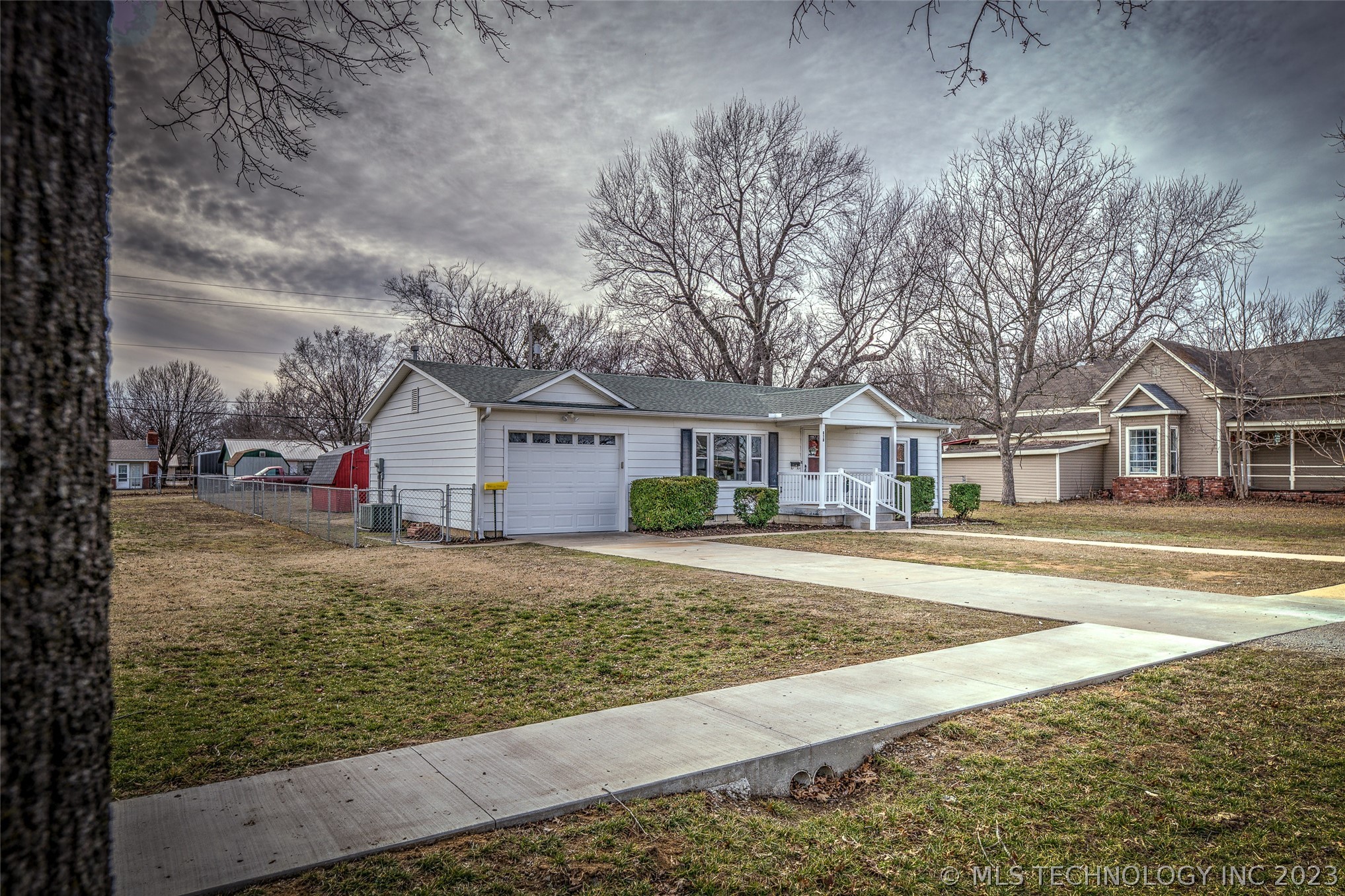 Photo 29 of 32 of 618 W 6th Street house