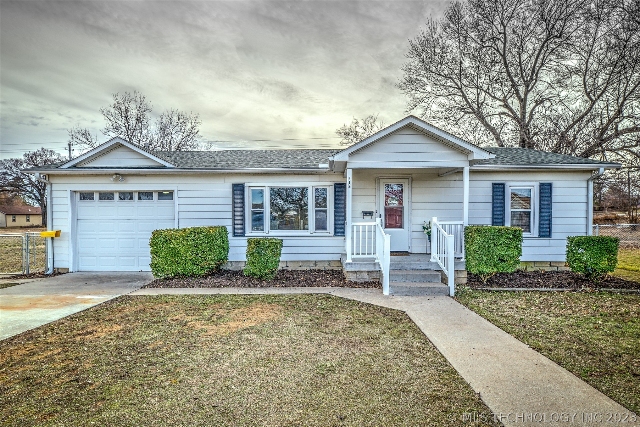 Photo 1 of 32 of 618 W 6th Street house