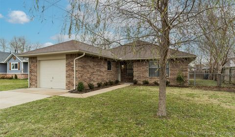 Photo of 604 W 20th Street S, Claremore, OK 74019 (MLS # 2548256)