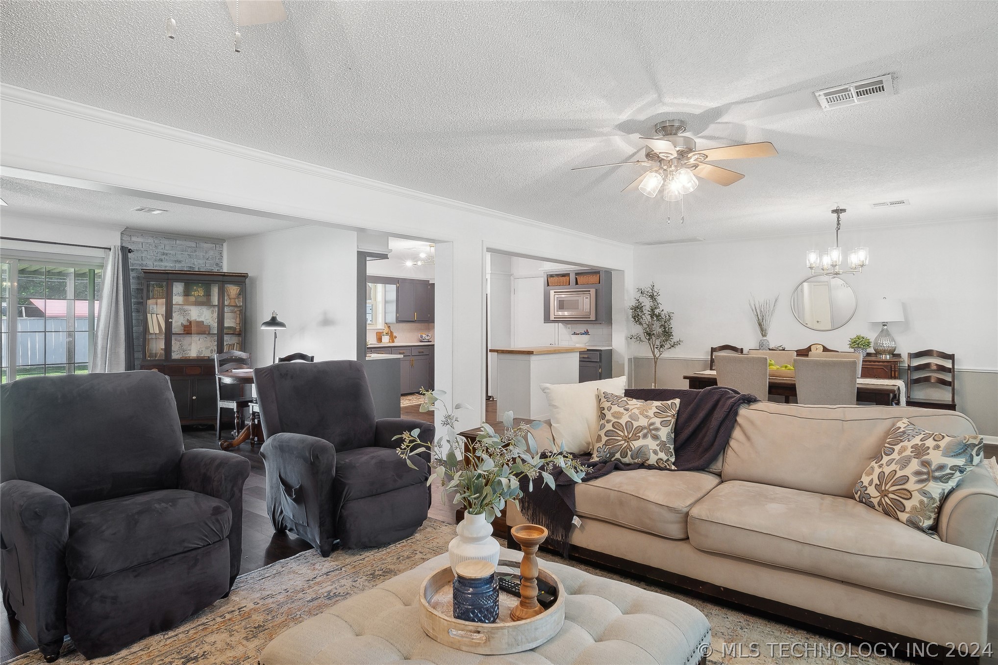 Photo 8 of 41 of 212 E Ozark Street house