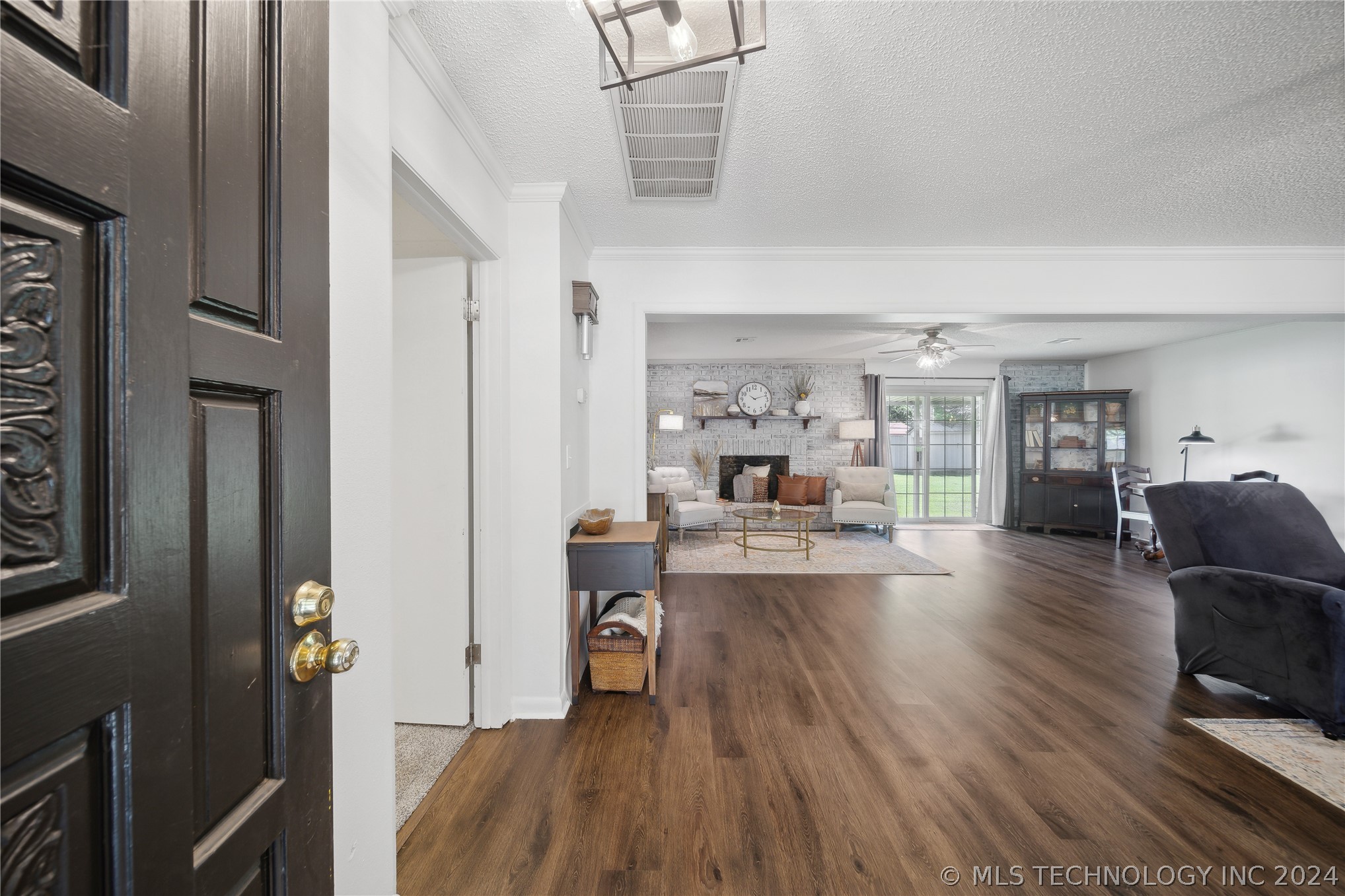 Photo 4 of 41 of 212 E Ozark Street house