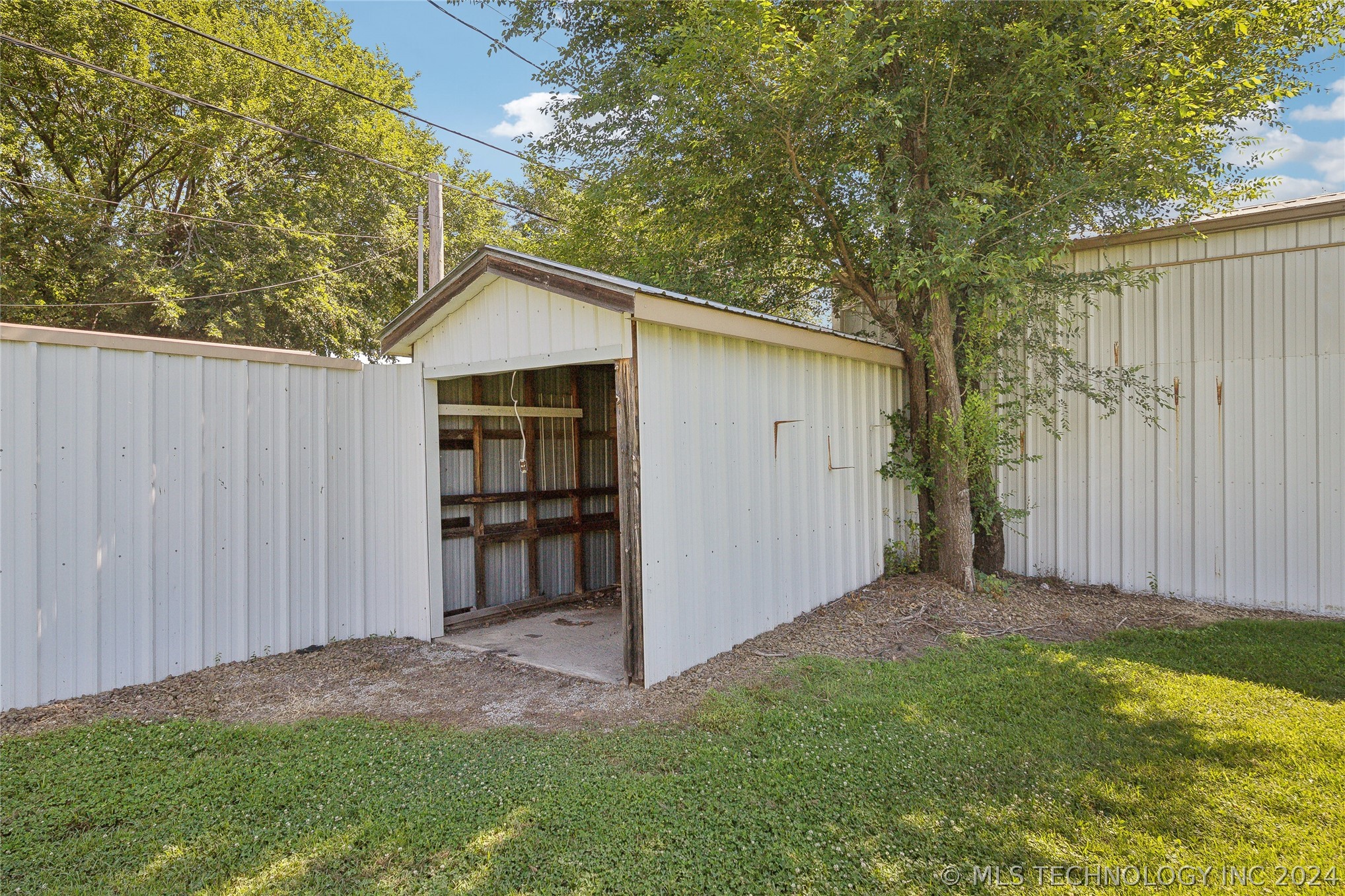Photo 36 of 41 of 212 E Ozark Street house
