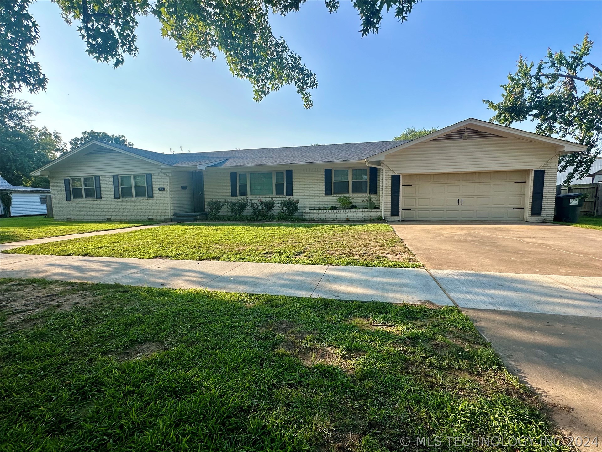 Photo 2 of 41 of 212 E Ozark Street house