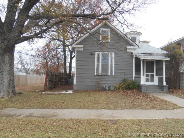 Photo 1 of 14 of 1014 SW Jennings Avenue house