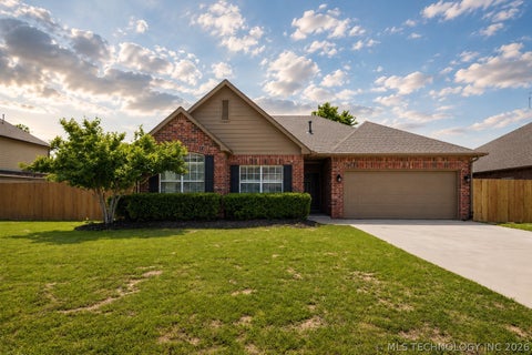 Photo of 1017 W Quinton Street S, Broken Arrow, OK 74011 (MLS # 2616045)
