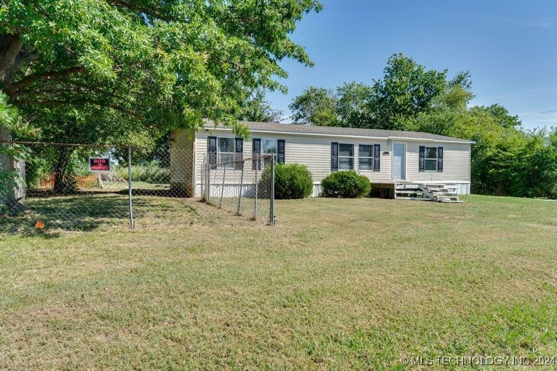 Photo 3 of 23 of 319 W 92nd Street N mobile home