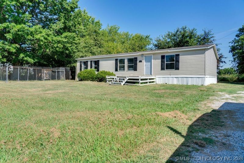 Photo 2 of 23 of 319 W 92nd Street N mobile home