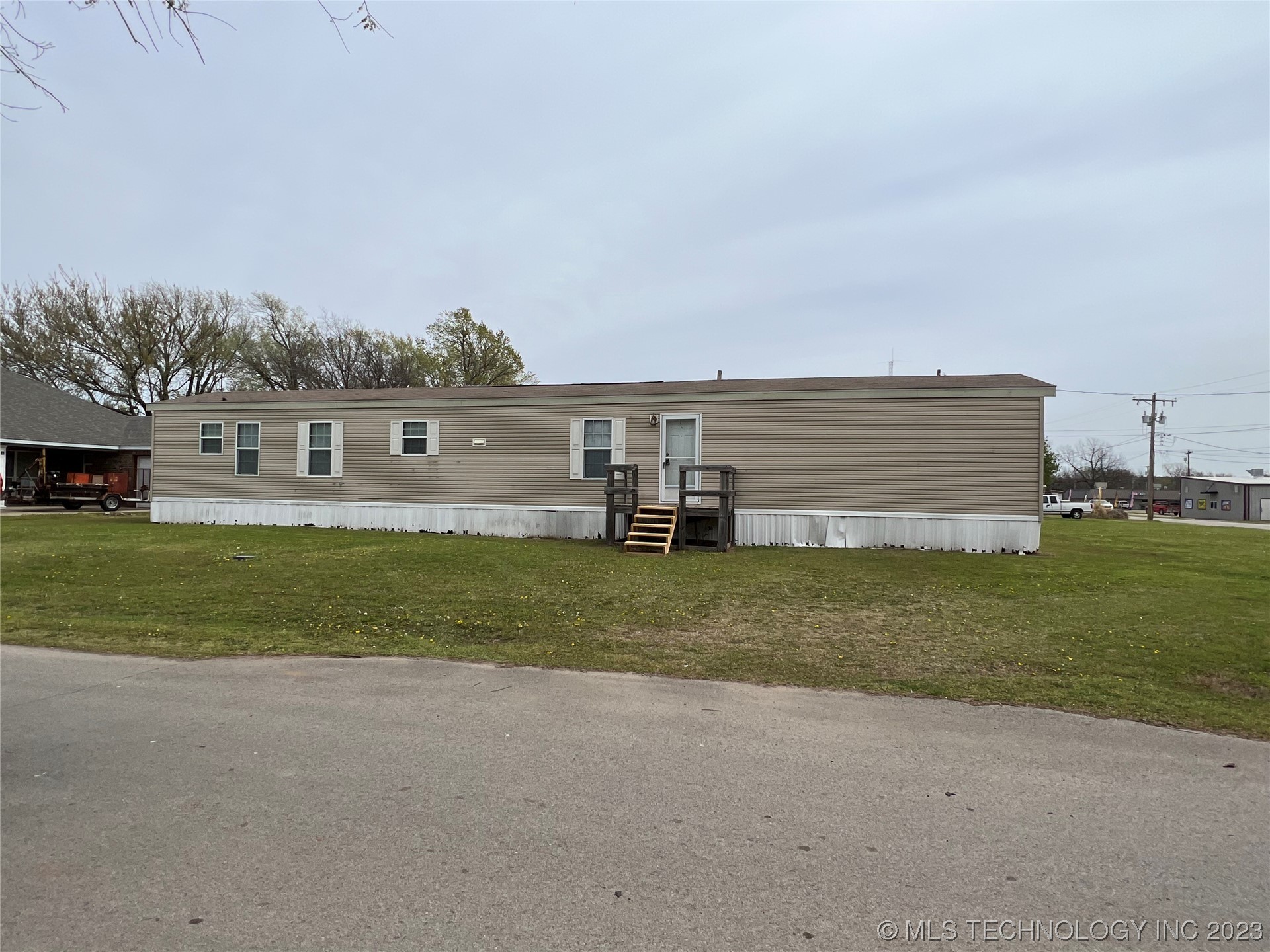 Photo 2 of 29 of 510 S B Street mobile home