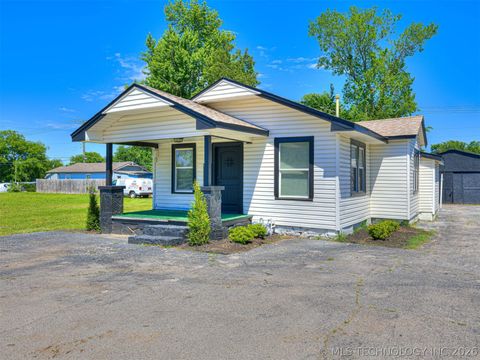 Photo of 4809 S 33rd WestAvenue, Tulsa, OK 74107 (MLS # 2617438)