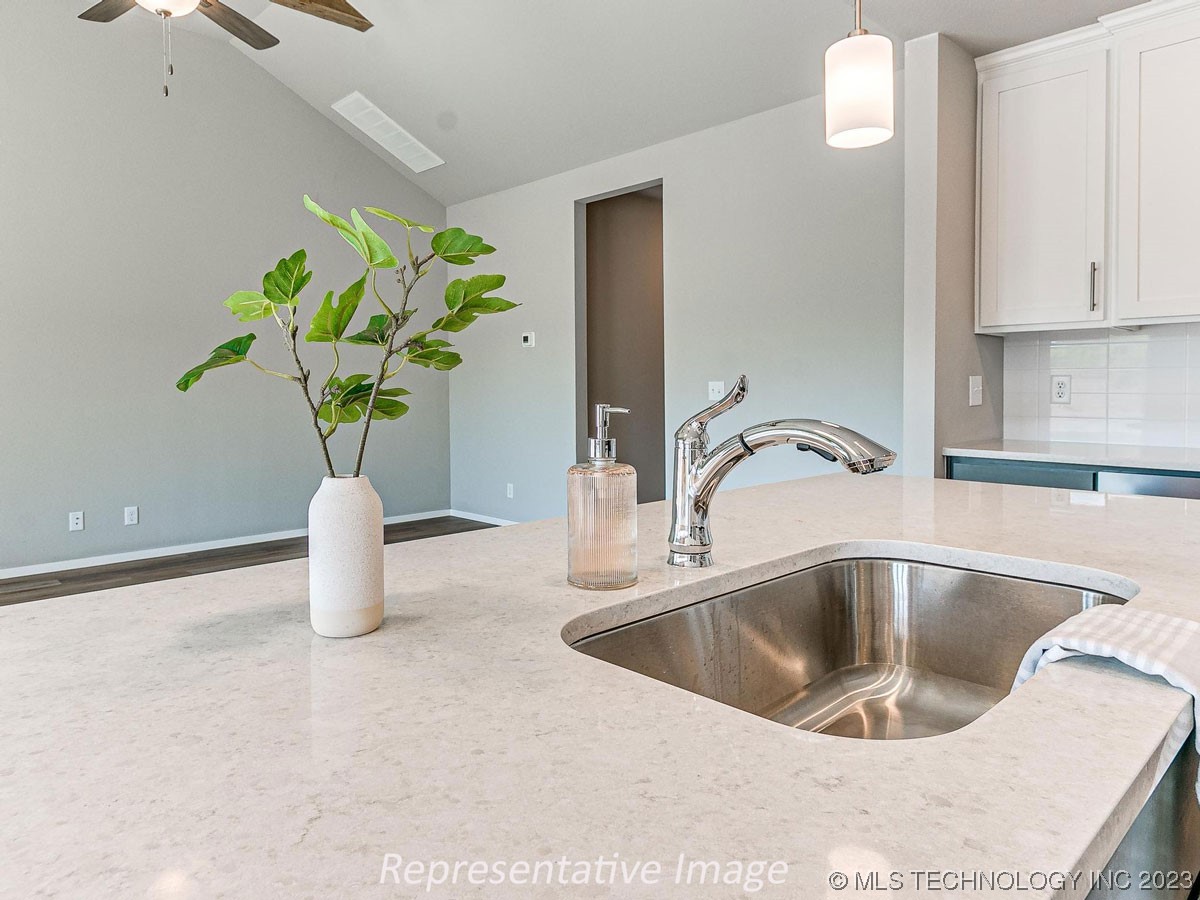 Photo 15 of 40 of 13135 S 72nd Place house