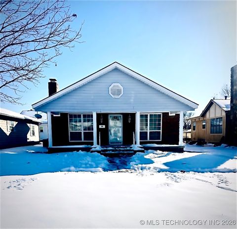 Photo of 803 W Moore Street, Henryetta, OK 74437 (MLS # 2603042)