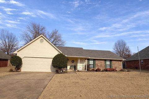Photo of 3208 Club Street, Claremore, OK 74019 (MLS # 2602639)