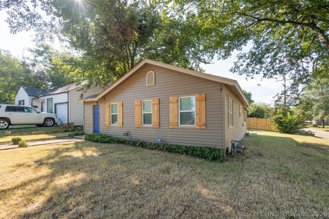 Photo of 4702 E 4th Place, Tulsa, OK 74112 (MLS # 2617089)