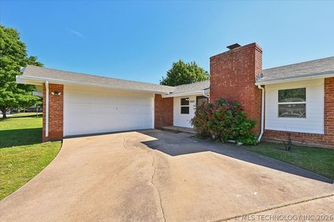 Photo of 5841 S 73rd East Avenue, Tulsa, OK 74145 (MLS # 2616954)