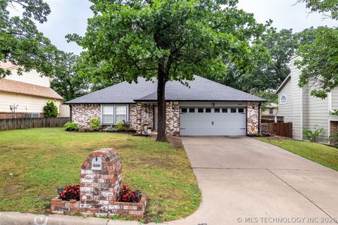 Photo of 6902 Silver Oak Drive, Tulsa, OK 74107 (MLS # 2618513)