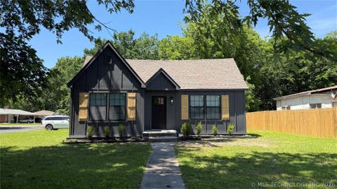Photo of 801 Chestnut Street, Muskogee, OK 74403 (MLS # 2617144)