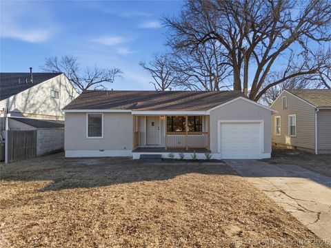 Photo of 252 E 45th Place, Tulsa, OK 74105 (MLS # 2616474)