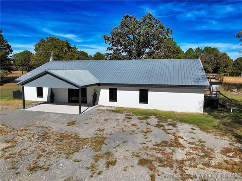 Photo of 1390 N Legion Drive, Tahlequah, OK 74464 (MLS # 2544385)
