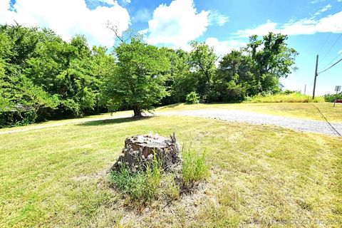 Photo of 403 S Bluff Avenue, Tahlequah, OK 74464 (MLS # 2550845)