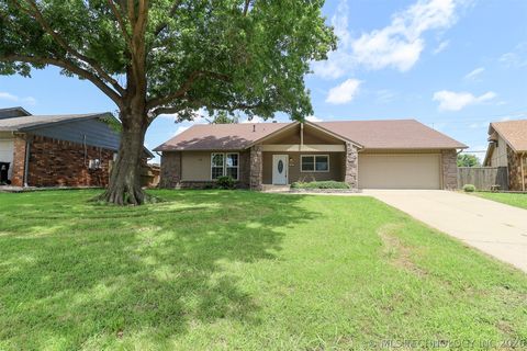 Photo of 1404 W Indianola Street, Broken Arrow, OK 74012 (MLS # 2615447)
