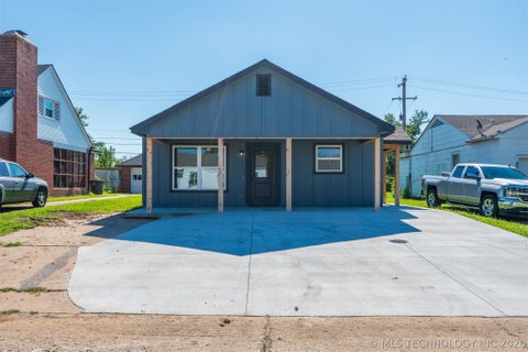 Photo of 2218 S Osage Avenue, Bartlesville, OK 74003 (MLS # 2616958)